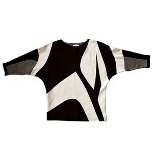 Sioni Black and White abstract Womens sweater size M
